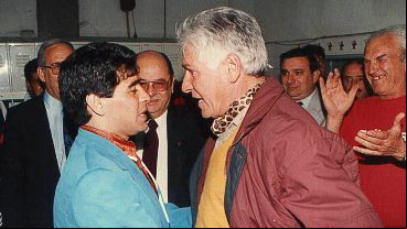 Diego Maradona en el vestuario leproso el día de su llegada a Rosario. (Foto: Carlos Ronga)