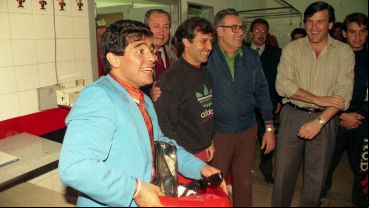 Diego Maradona en el vestuario leproso el día de su llegada a Rosario. (Foto: Carlos Ronga)