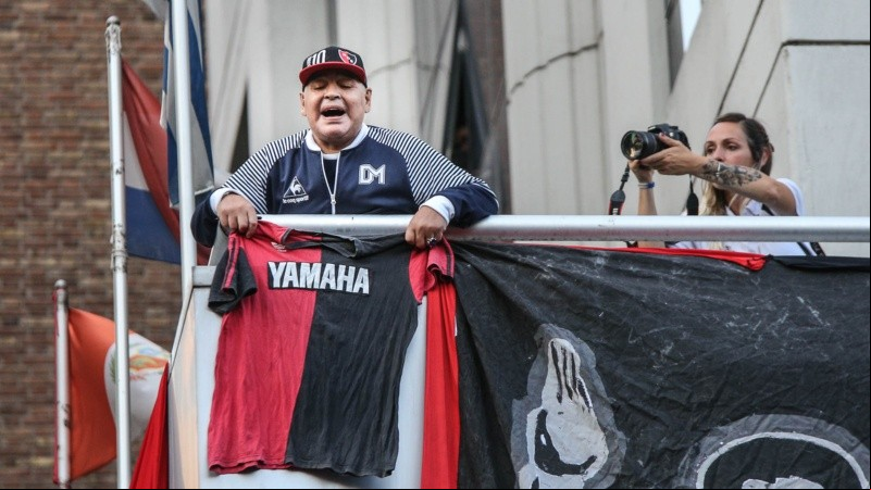 Maradona en su última visita a Rosario cantando con los hinchas de Newell´s en un hotel céntrico. (Alan Monzón/Rosario3)