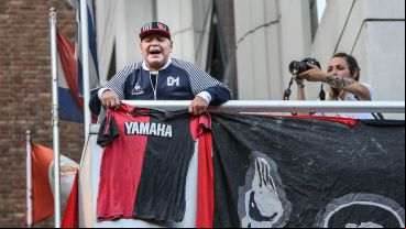 Maradona en su última visita a Rosario cantando con los hinchas de Newell´s en un hotel céntrico. (Alan Monzón/Rosario3)