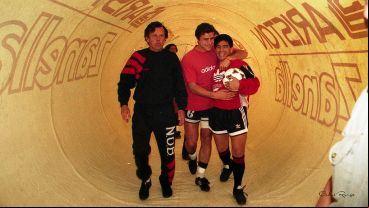 La salida a la cancha de Diego en un entrenamiento del equipo ante una multitud. (Foto: Carlos Ronga)