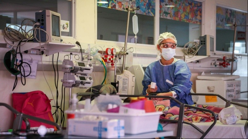 Una trabajadora de la salud en una de las camas de Terapia Intensiva. 