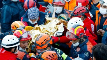 El momento en que bomberos trasladan a la pequeña Elif Perinçek, de apenas 3 años.