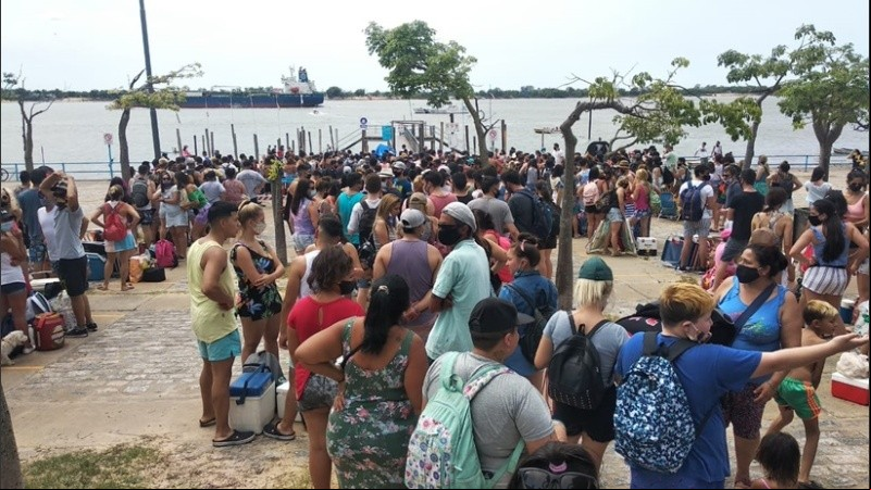 Rosarinos y rosarinas esperan cruzar el río.