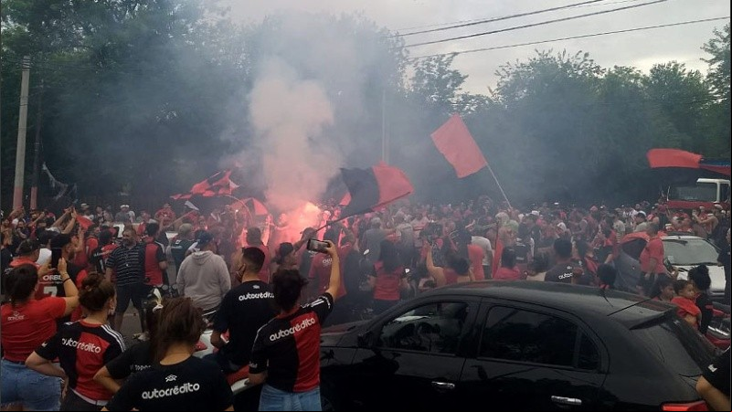 También hubo descontrol y ausencia de cuidados y protocolo en la puerta de la cancha de Newell's. 