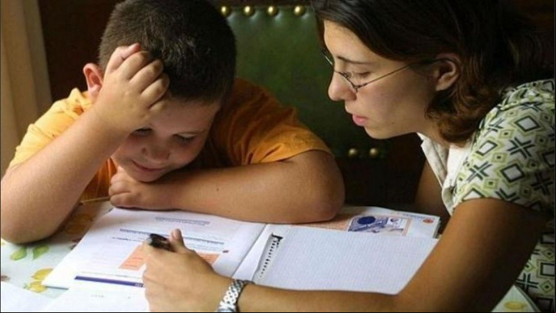 La bimodalidad escolar complica a los padres y madres trabajadores. 