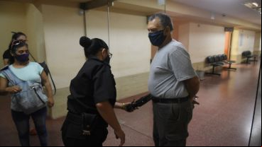 Perassi ingresa a la sala de audiencia en los Tribunales provinciales.