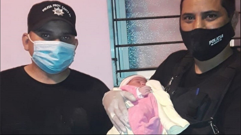 Los policías que asistieron a la mujer para que tenga a su hijita. 