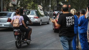 El cortejo fúnebre se detuvo en el hospital y luego siguió hacia El Salvador