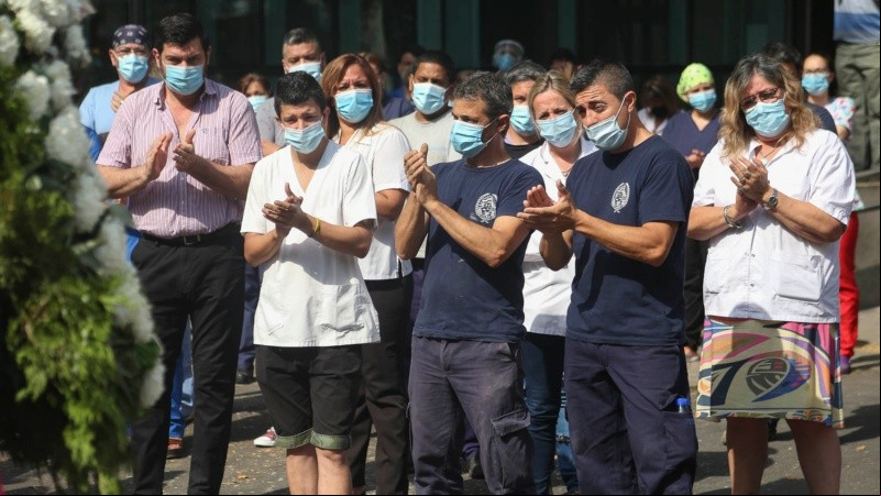 El cortejo fúnebre se detuvo en el hospital y luego siguió hacia El Salvador