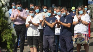 El cortejo fúnebre se detuvo en el hospital y luego siguió hacia El Salvador