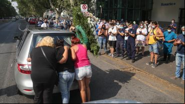 El cortejo fúnebre se detuvo en el hospital y luego siguió hacia El Salvador