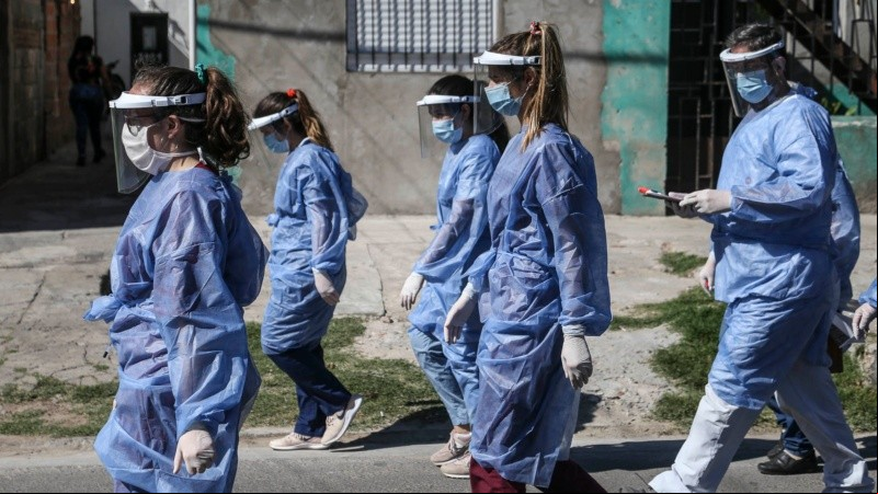 Los barbijos y los testeos seguirán durante buena parte de 2021 pese a las vacunas.