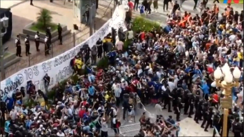 Momentos de descontrol y violencia en el  al velatorio de Maradona. 