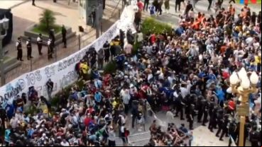 Momentos de descontrol y violencia en el  al velatorio de Maradona.