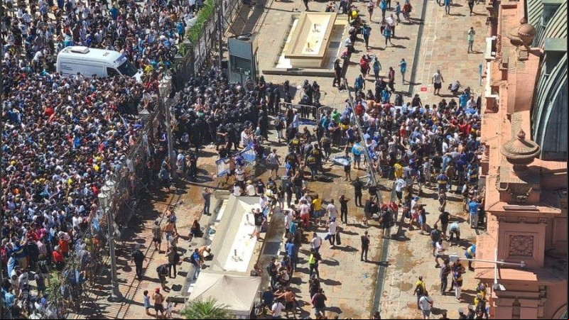 Los incidentes obligaron a que se cierren las puertas de la Casa Rosada.