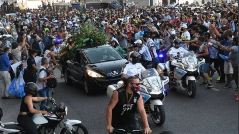 La salida del féretro de Diego Maradona de la Casa Rosada.