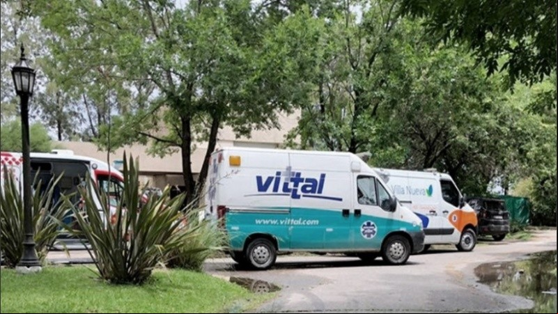 La primera ambulancia, de la empresa “+Vida”, llega al country San Andrés. Su ingreso queda registrado por las cámaras de seguridad.