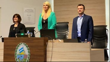 Los ediles y las edilas ratificaron de manera unánime a María Eugenia Schmuck, del bloque Radical, como presidenta del Concejo Municipal hasta el 10 de diciembre del 2021
