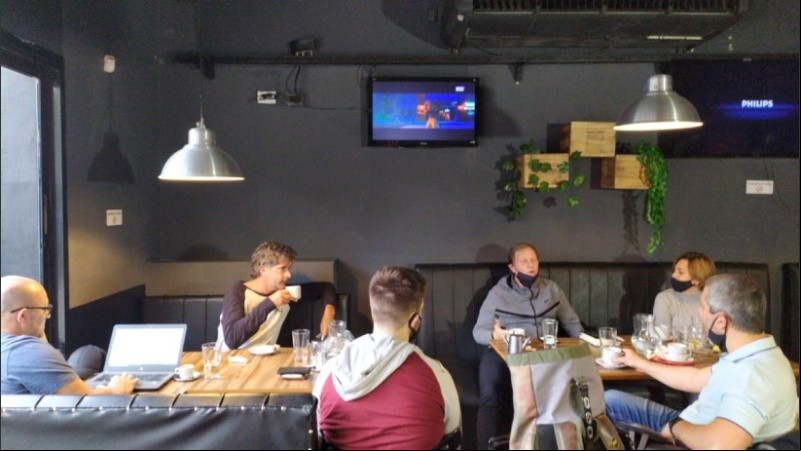 Los gastronómicos reunidos este sábado ante el anuncio de Perotti. 