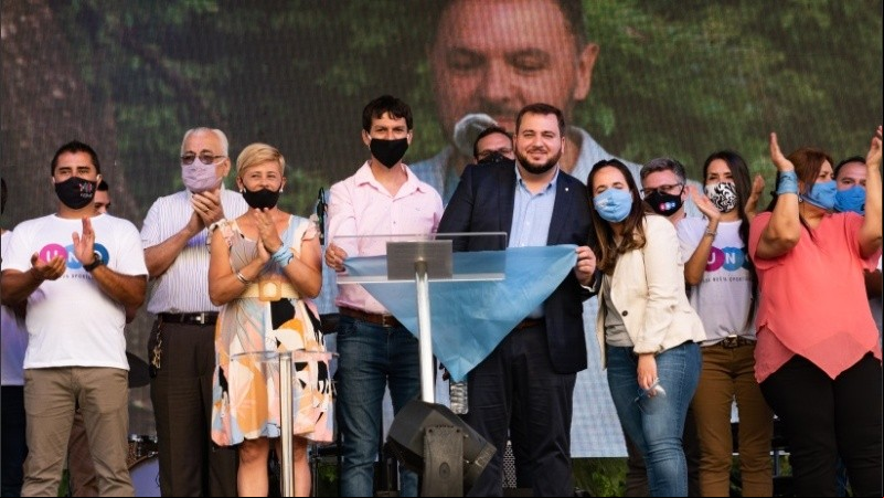 Walter Ghione y las consignas celestes y pro vida en el auto evento. 