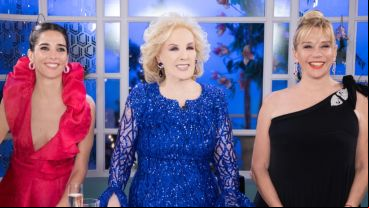 Mirtha, en su esperado regreso, con su hija Marcela y su nieta Juana.