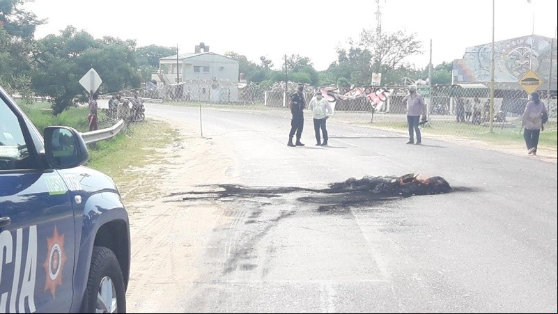 Los pescadores protestan porque está prohibida su actividad en la región por todo el verano. 