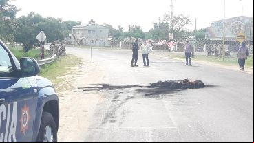 Los pescadores protestan porque está prohibida su actividad en la región por todo el verano.