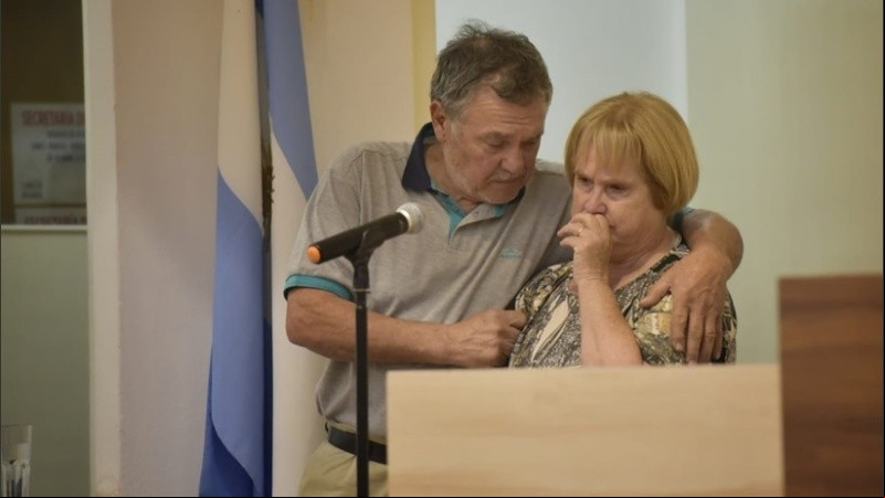 Los padres de Paula Perassi en el homenaje del Concejo.