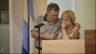 Los padres de Paula Perassi en el homenaje del Concejo.