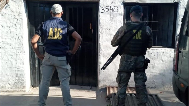 Secuestraron dinero, droga, dinero y armas.