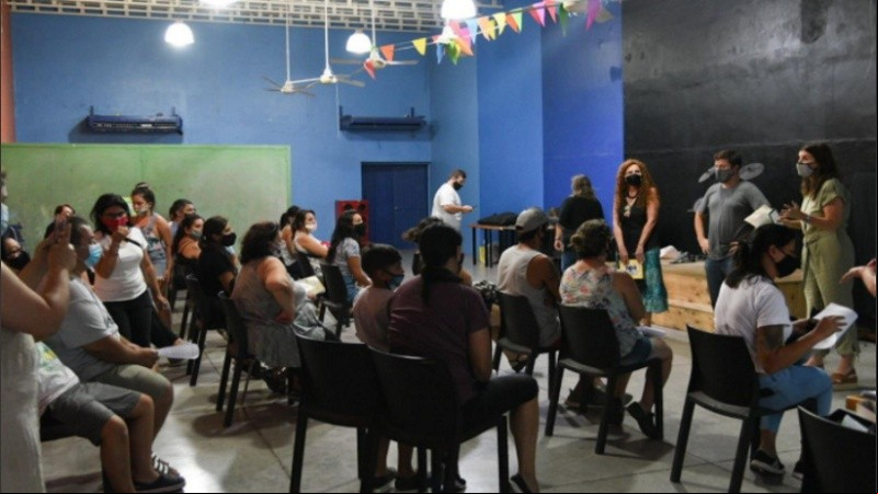 Foto de una reunión con los padres de los chicos anotados. 