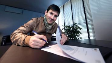 La firma de contrato de Messi con el Barcelona generó polémica.