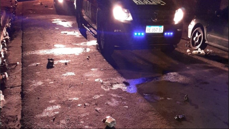Los elementos arrojados quedaron en la calle. 