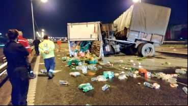El camión volcado y la mercadería tirada sobre la autopista