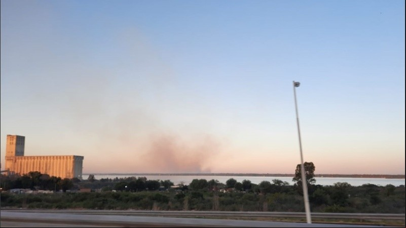 Las quemas desde la zona del puerto rosarino.
