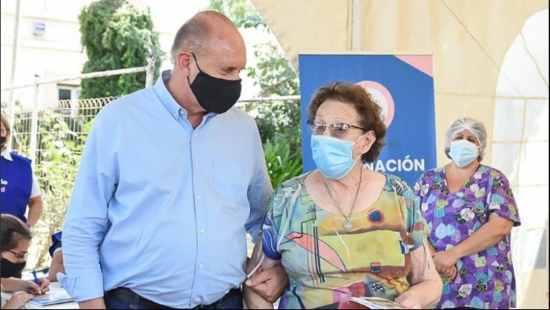 El Gobernador compartió el momento en el que acompañó a su madre a vacunarse. 