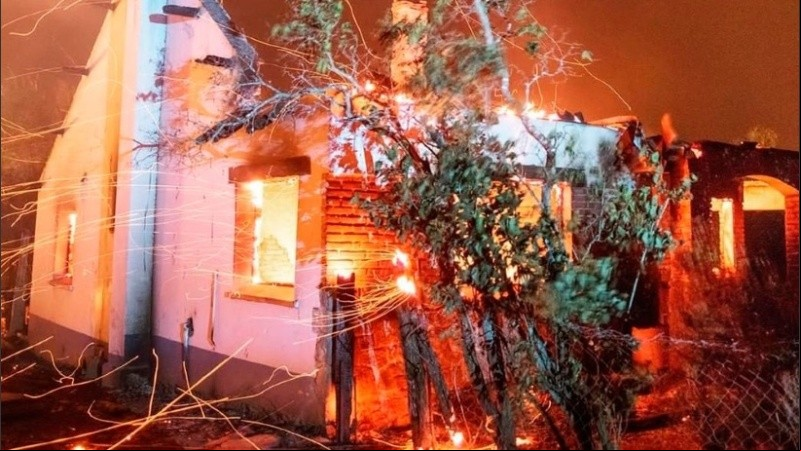 El fuego arrasa con todo en un gran sector de la Patagonia argentina. 