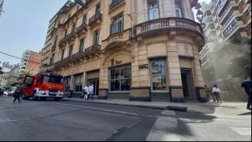 El humo en la clásica esquina rosarina del hotel Savoy