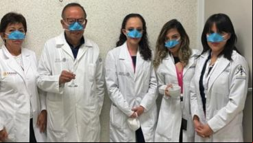 La mascarilla nasal inclusive puede colocarse abajo del barbijo.