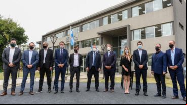 El mandatario estuvo acompañado por el gobernador bonaerense, Axel Kicillof; el intendente local Mariano Cascallares, y el ministro de Obras Públicas, Gabriel Katopodis, entre otros funcionarios .