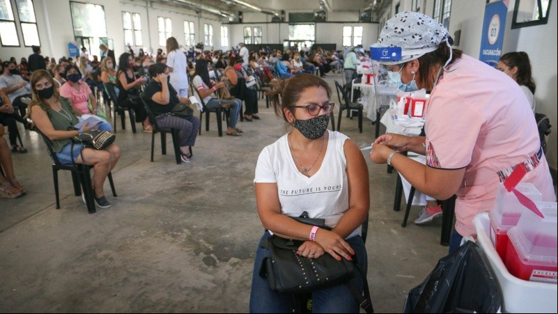 La vacunación avanza mucho más rápido en la ex Rural que en los distritos.