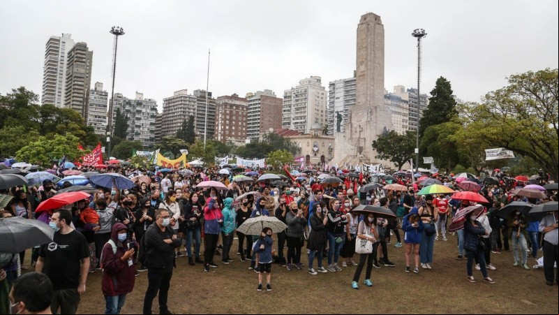Paraguas y barbijos se sumaron este año a los carteles que piden 