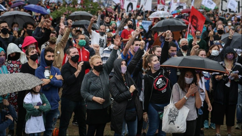 Paraguas y barbijos se sumaron este año a los carteles que piden 