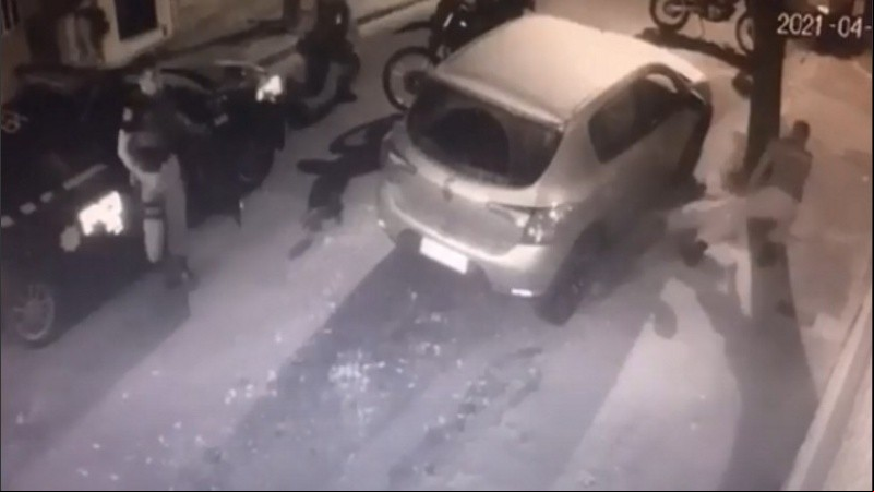 El momento justo en que la Policía saca a la fuerza al sospechoso debajo del coche. 