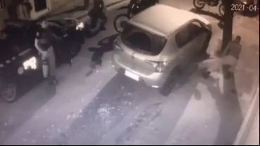 El momento justo en que la Policía saca a la fuerza al sospechoso debajo del coche.