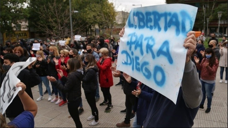 Un grupo de vecinos reclamó la libertad dias pasados frente al Centro de Justicia Penal