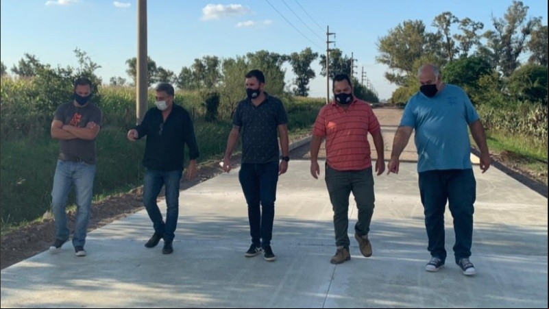 El jefe municipal realizó la inspección de la obra junto a los  de la nueva vecinal Punta Chacra.