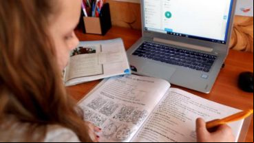 Los docentes públicos provinciales pidieron al gobierno provincial no volver aun a las clases presenciales .
