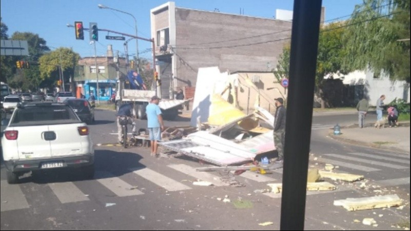 El contenedor quedó destrozado y esparcido en la calle.